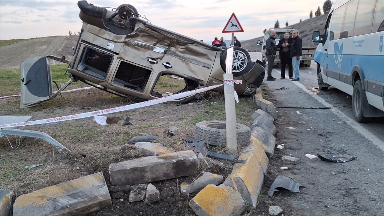 Ankara'da Trafik Kazası: 1'i Ağır, 9 Yaralı
