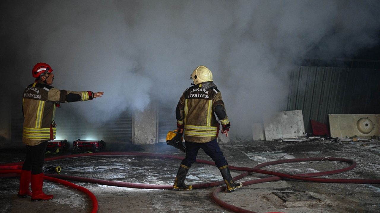 Ankara'daki Mobilya Atölyesinde Yangın Söndürüldü