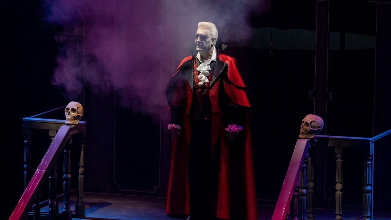 Ankara ve İstanbul Devlet Tiyatrosu'nda 'Dracula: Bir Dehşet Komedisi' Prömiyeri Gerçekleşti