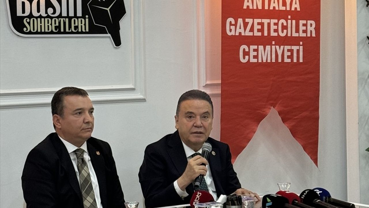 Antalya Büyükşehir Belediye Başkanı Muhittin Böcek, Teleferik Projesinin Yeniden Başlatılacağını Açıkladı