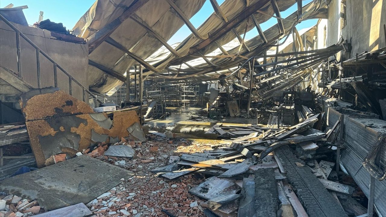 Antalya'da Atölye ve Depo Yangını: Sebep Araştırılıyor