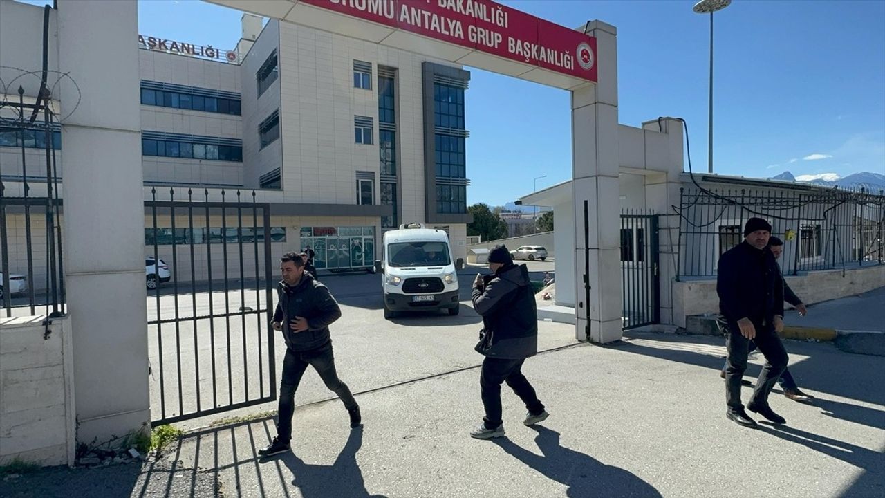 Antalya'da Bıçaklı Kavga: 30 Yaşındaki Adam Hayatını Kaybetti