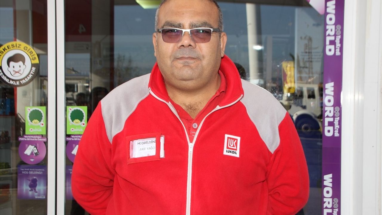 Antalya'da Bir Kasiyer, Evlenmek İçin Biriktirdiği Parayı TSK Güçlendirme Vakfına Bağışladı