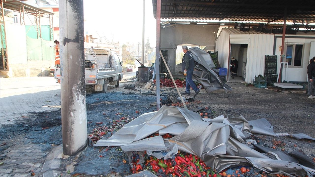 Antalya'da Depo Kundaklama Girişimi Güvenlik Kameralarına Yansıdı