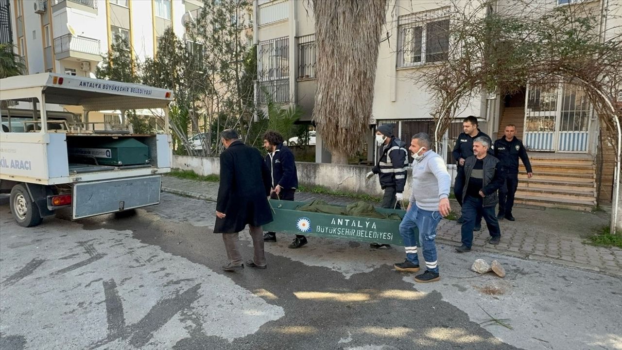 Antalya'da Depoda Yangın: Bir Kişi Hayatını Kaybetti