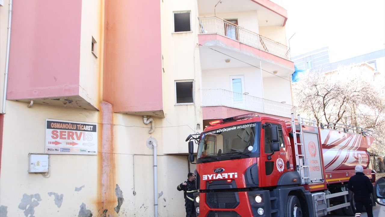 Antalya'da Evde Yangın: Bir Kişi Hastaneye Kaldırıldı