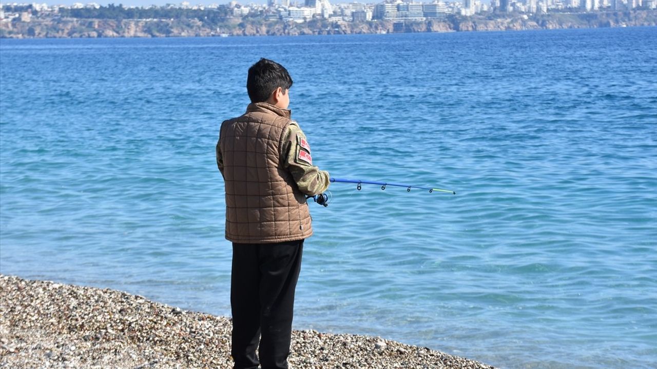 Antalya'da Güneşli Hava, Sahilleri Doldurdu
