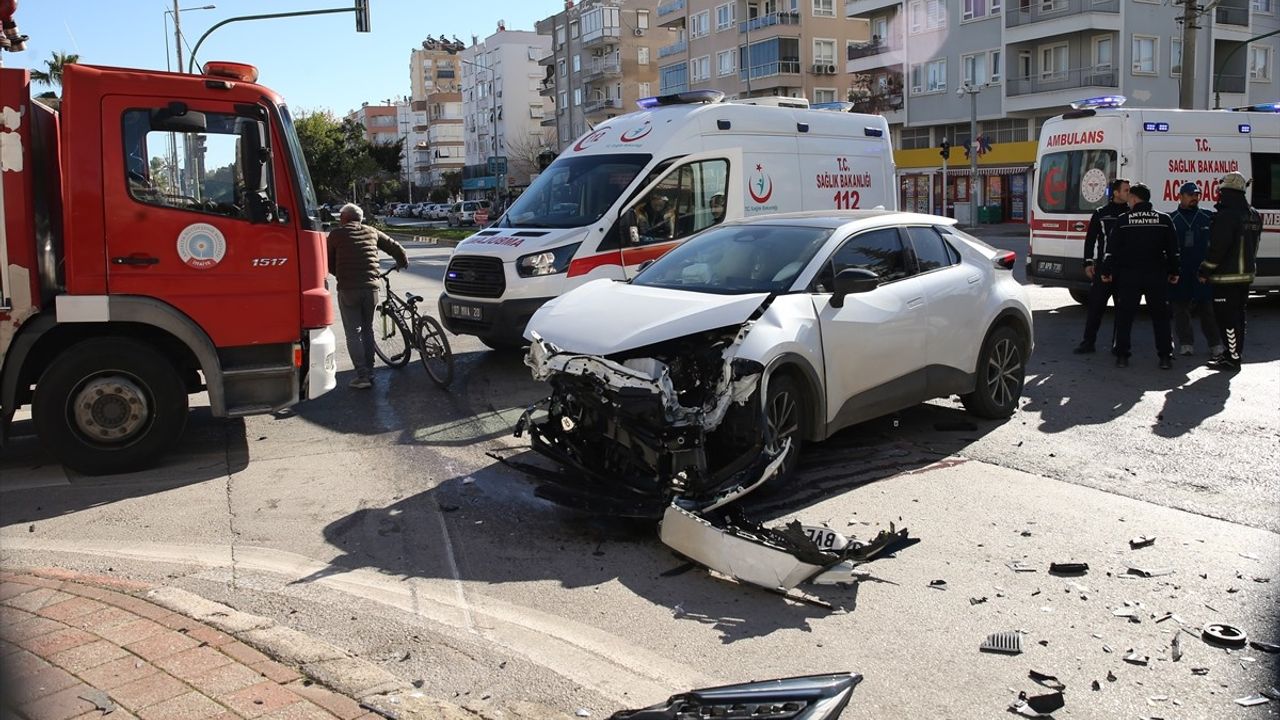 Antalya'da İki Otomobil Çarpıştı: 3 Yaralı