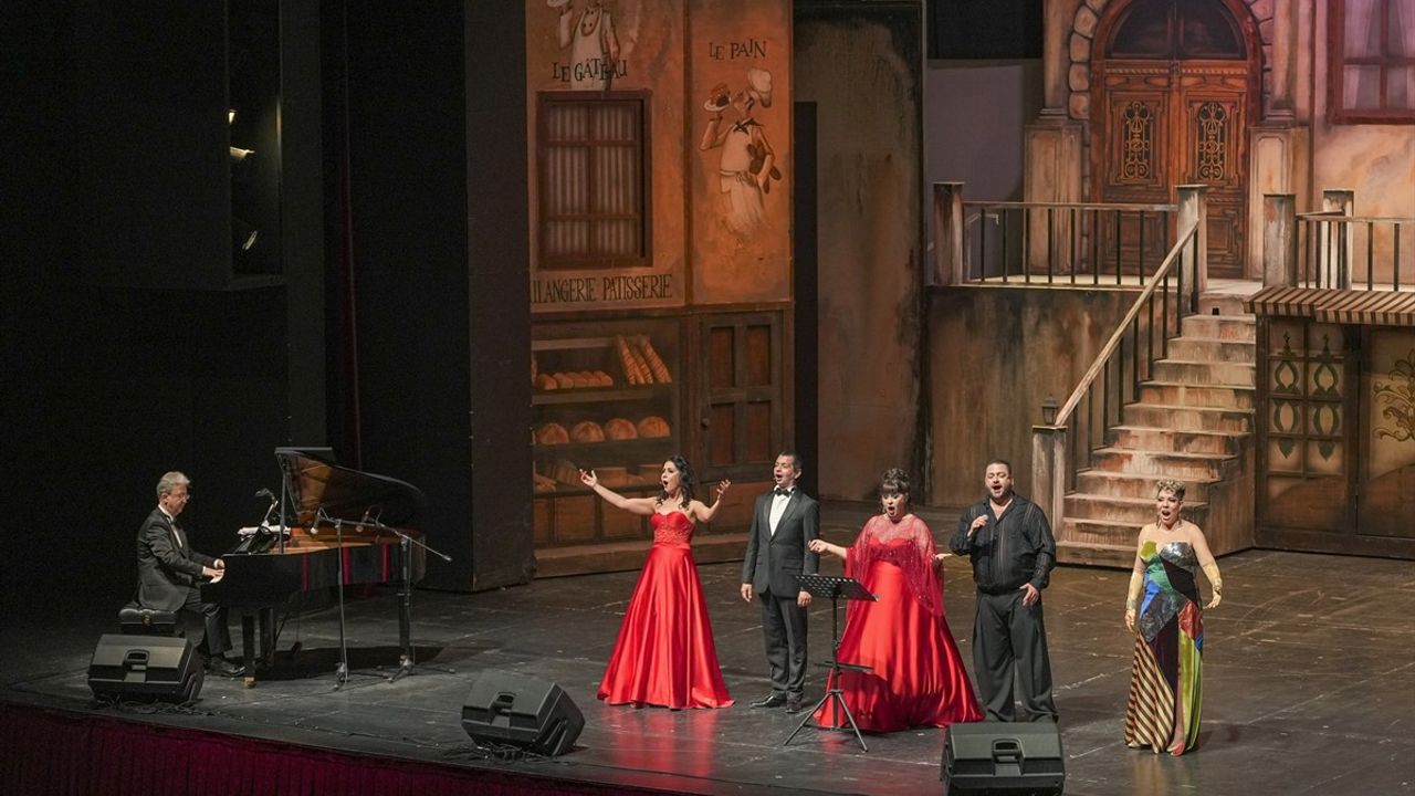 Antalya'da Sevgililer Günü Konseri Sanatseverlerle Buluştu