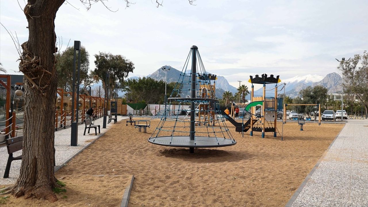 Antalya'da Zeytin Çekirdekleri ile Çocuk Oyun Parkları İçin Yeni Zemin Uygulaması