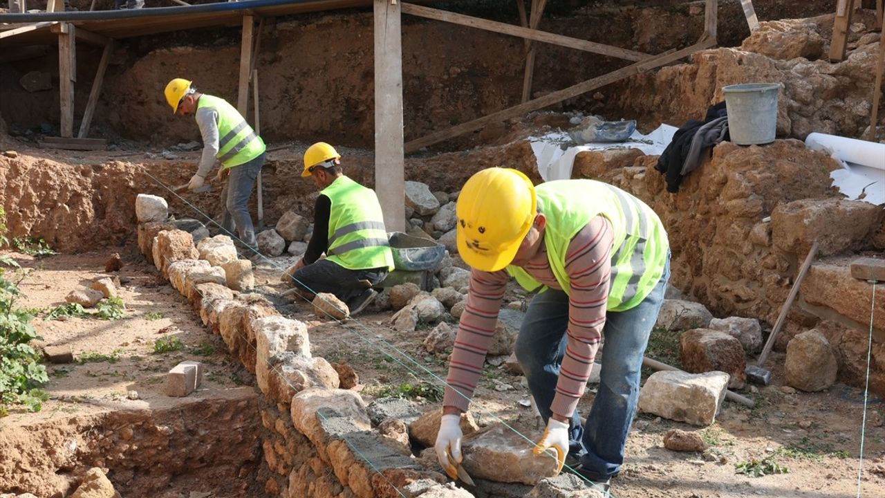 Antalya'daki Hıdırlık Kulesi'nde Yazıtlı Mozaik Bulundu