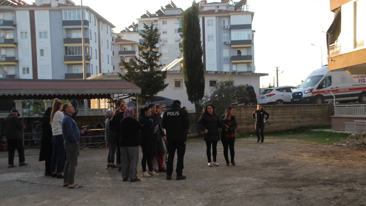 Antalya'daki Yangında 4 Kişi Dumandan Etkilendi