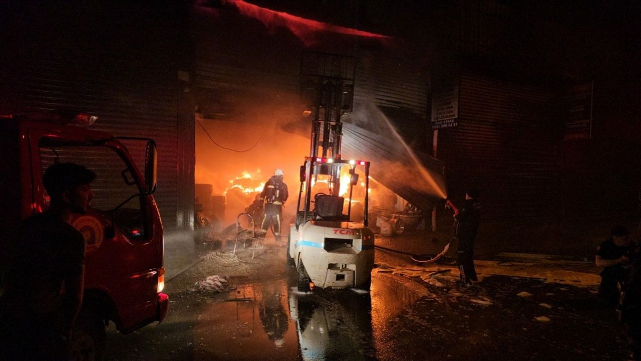 Antalya Manavgat'ta Sanayi Sitesinde Yangın: 3 İş Yerinde Hasar