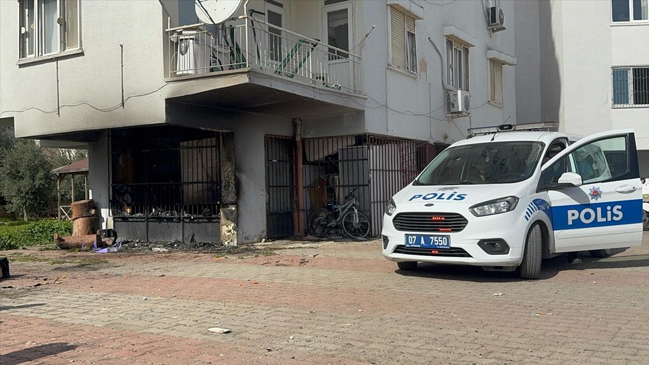 Antalya'nın Kepez İlçesinde Yangın Söndürüldü