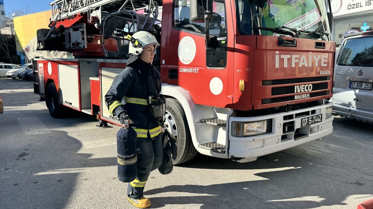 Antalya'nın Muratpaşa İlçesinde Matbaa Deposunda Yangın: Hasar Meydana Geldi