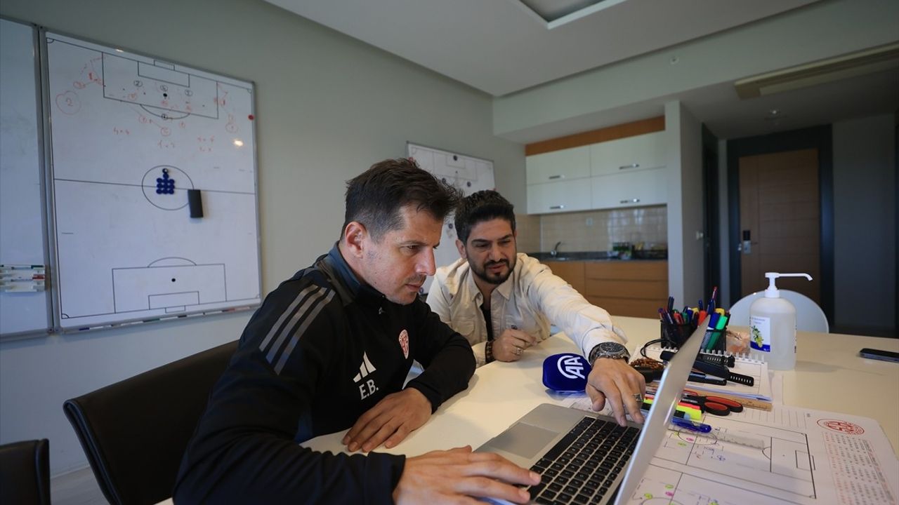 Antalyaspor Teknik Direktörü Emre Belözoğlu, AA'nın 'Yılın Kareleri' Oylamasına Katıldı