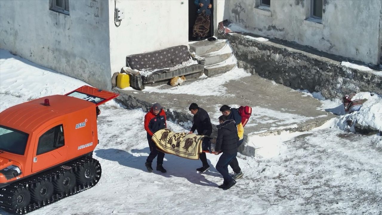 Ardahan'da Kar Nedeniyle Mahsur Kalan Hasta Paletli Araçla Kurtarıldı