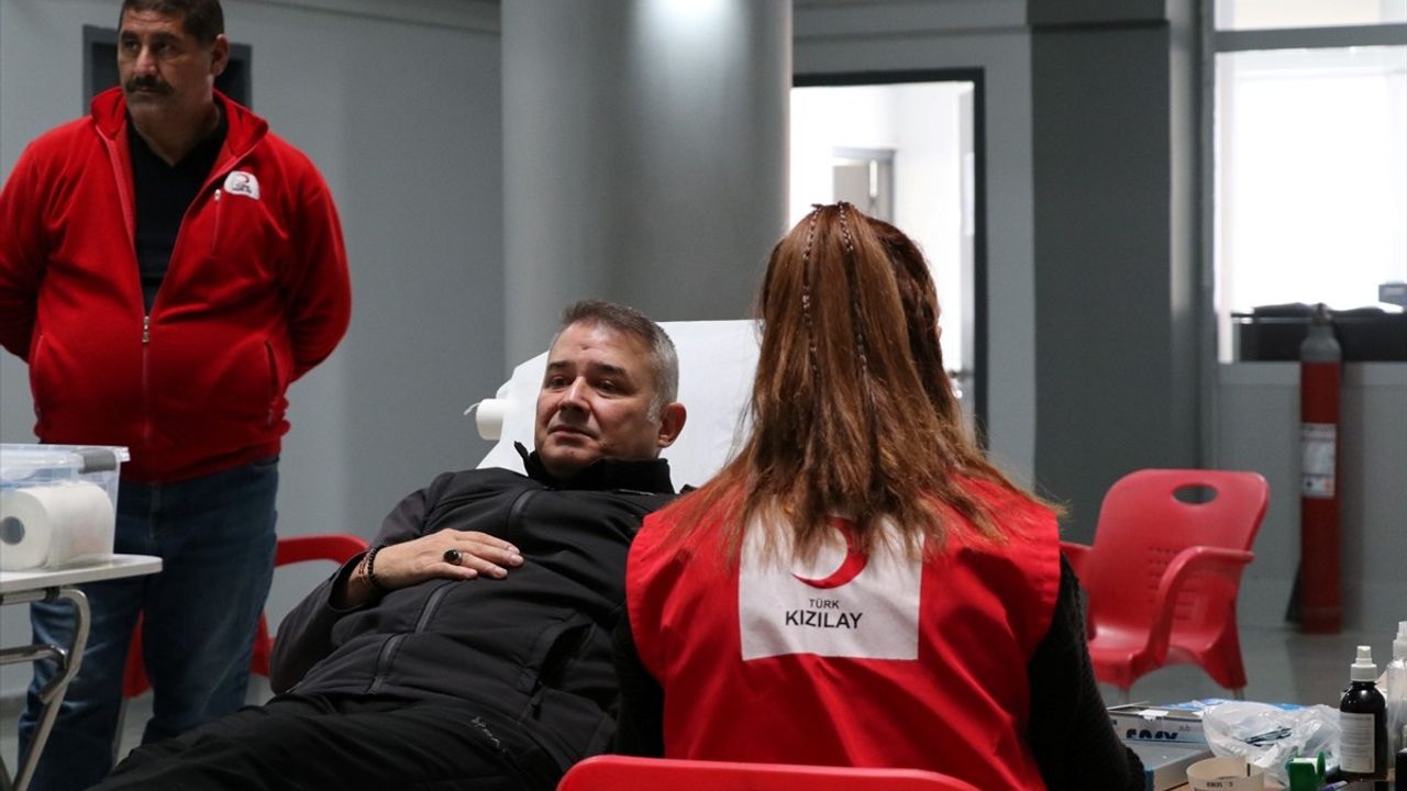 Ardahan'da Polisler 6 Şubat Depremlerinde Hayatını Kaybedenler İçin Kan Bağışında Bulundu