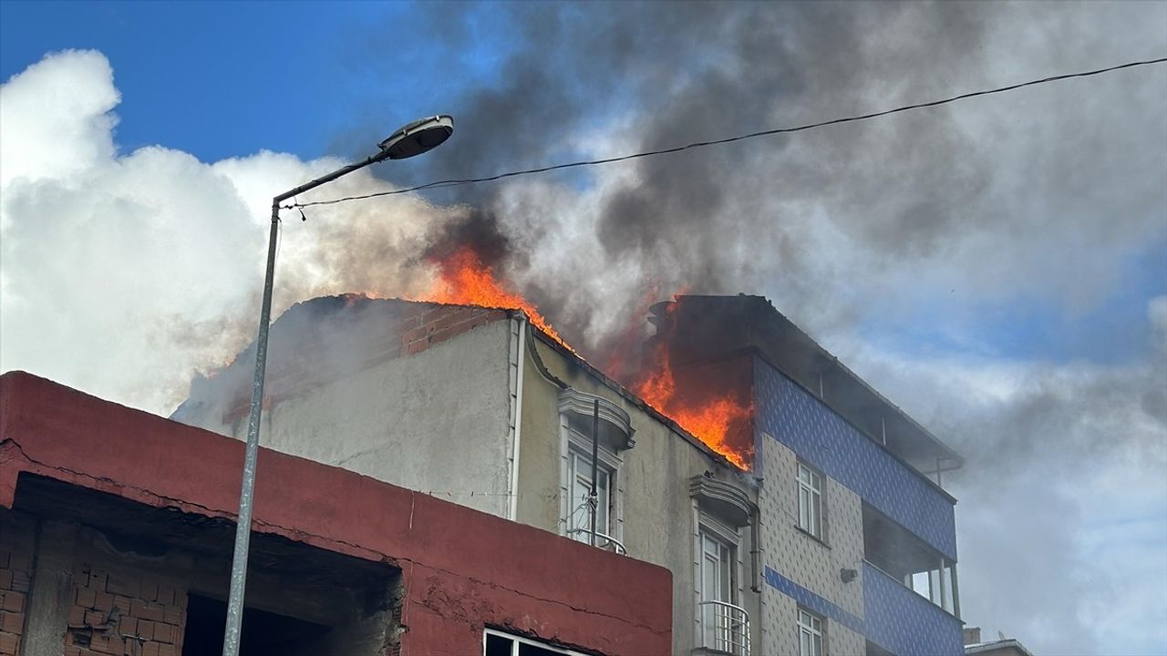 Arnavutköy'de Apartmanın Çatısında Yangın Söndürüldü