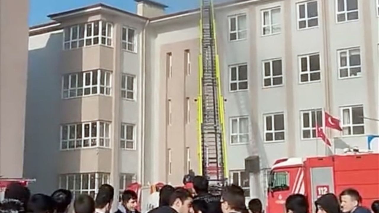 Arnavutköy'deki İmam Hatip Lisesi'nde Yangın Söndürüldü