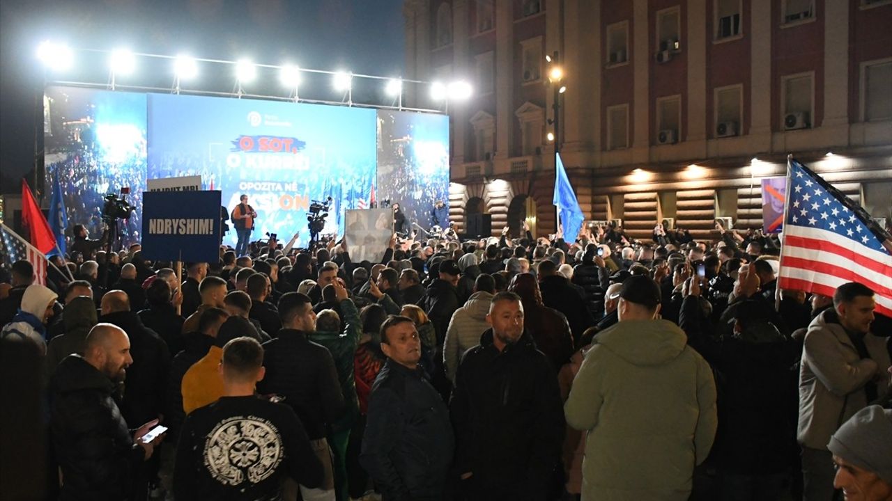 Arnavutluk'ta Hükümet Karşıtı Gösteriler: Binlerce Kişi Tiran'da Bir Araya Geldi