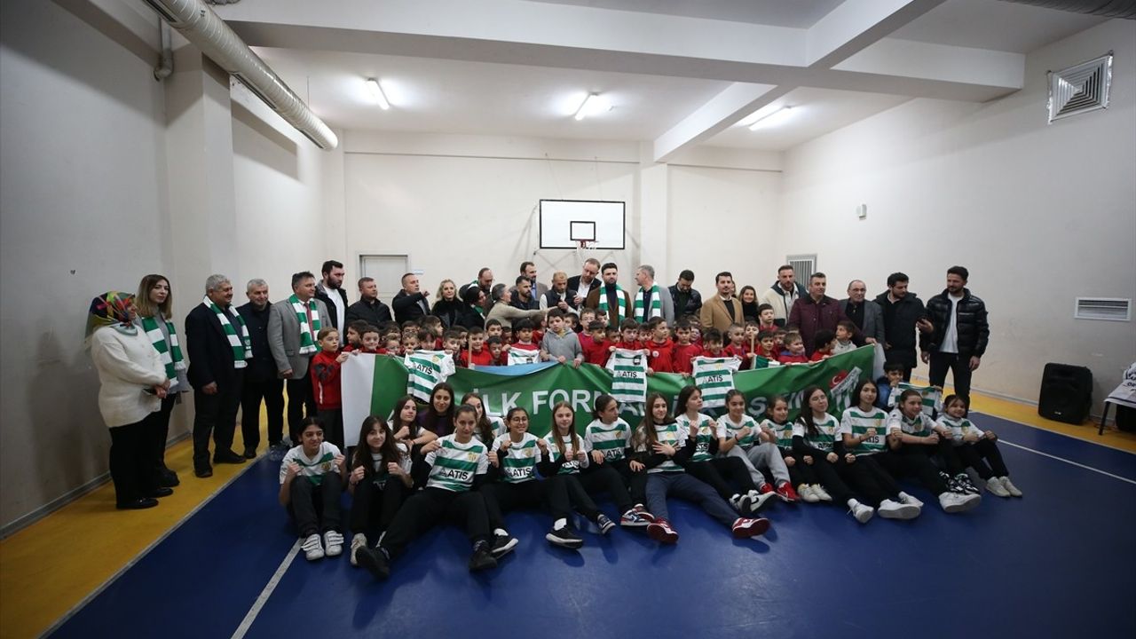 ARNİAD'tan İlkokul Öğrencilerine Bursaspor Forması