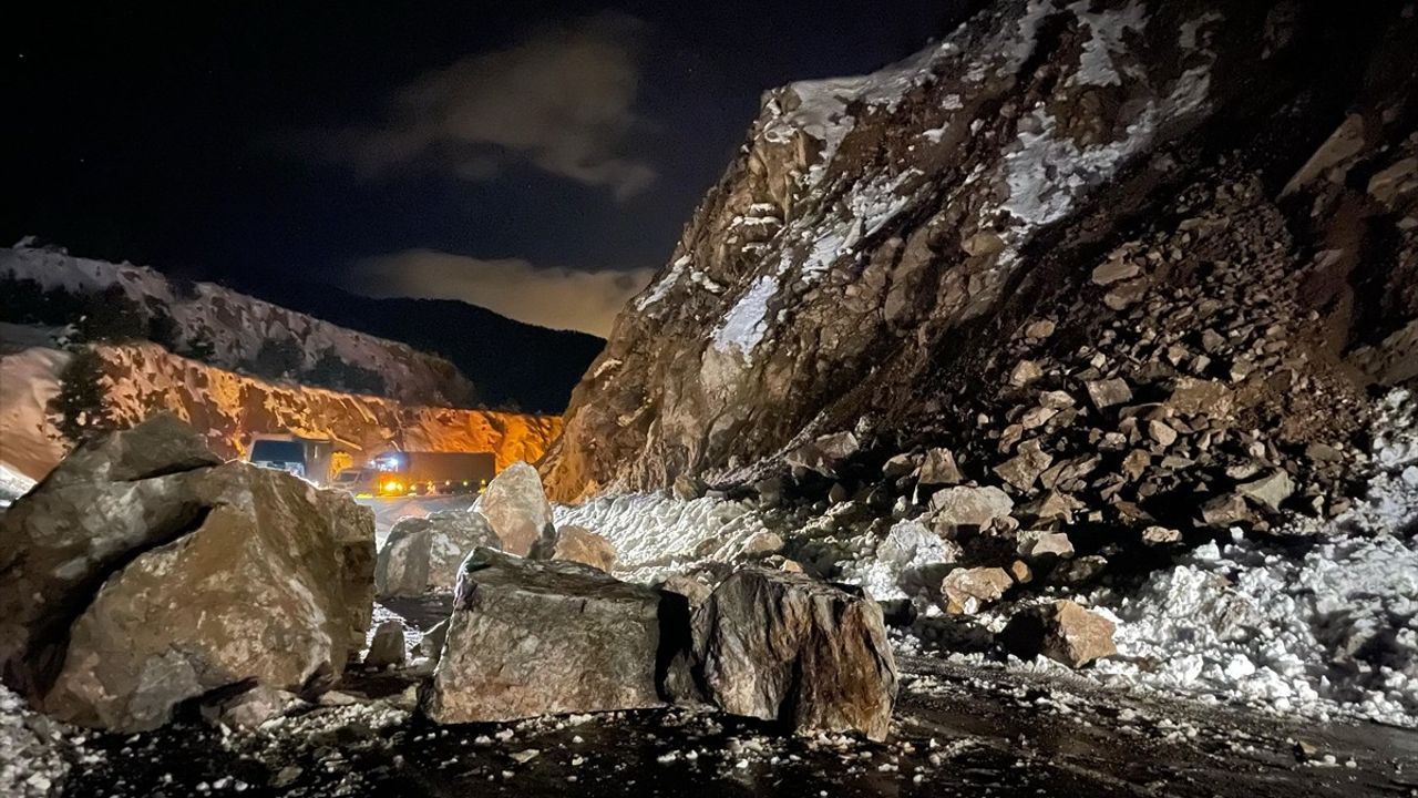 Artvin-Ardahan Kara Yolunda Heyelan: Ulaşım Kontrol Altında