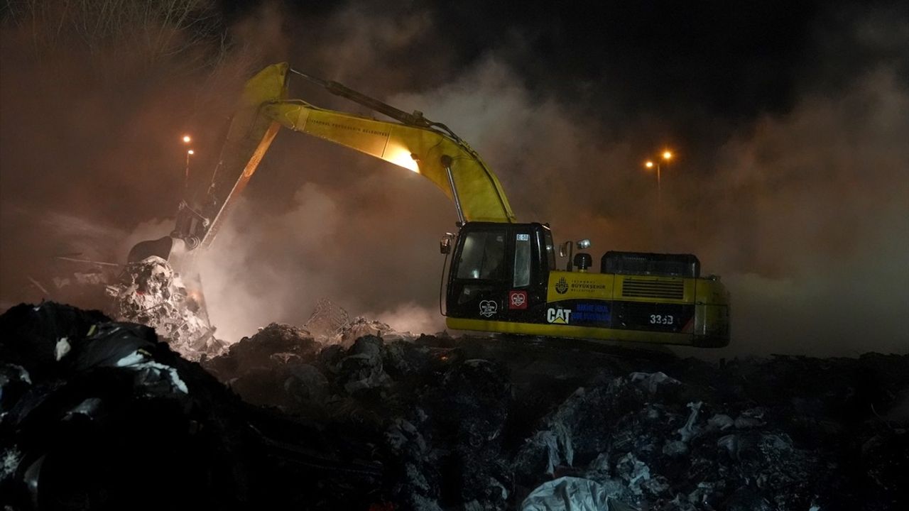 Avcılar'daki Plastik Geri Dönüşüm Tesisinde Yangın Kontrol Altına Alındı