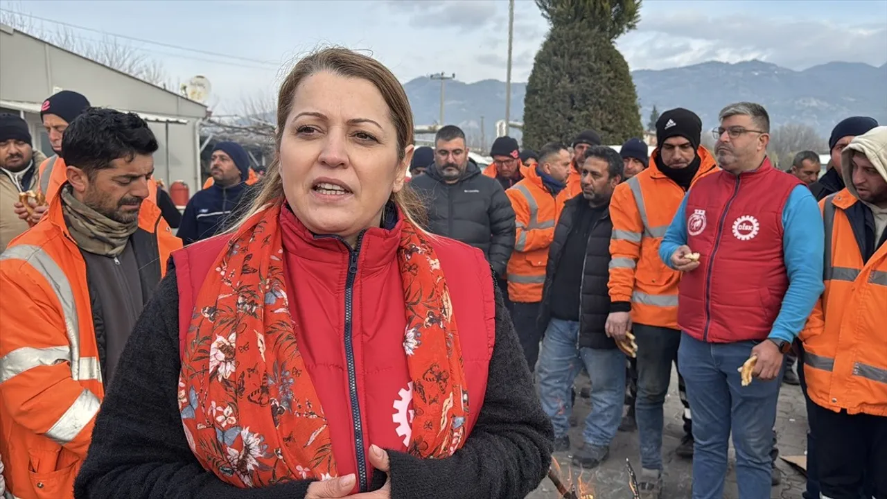 Aydın'da Efeler Belediyesi İşçileri İş Bıraktı, Çöp Yığınları Oluştu