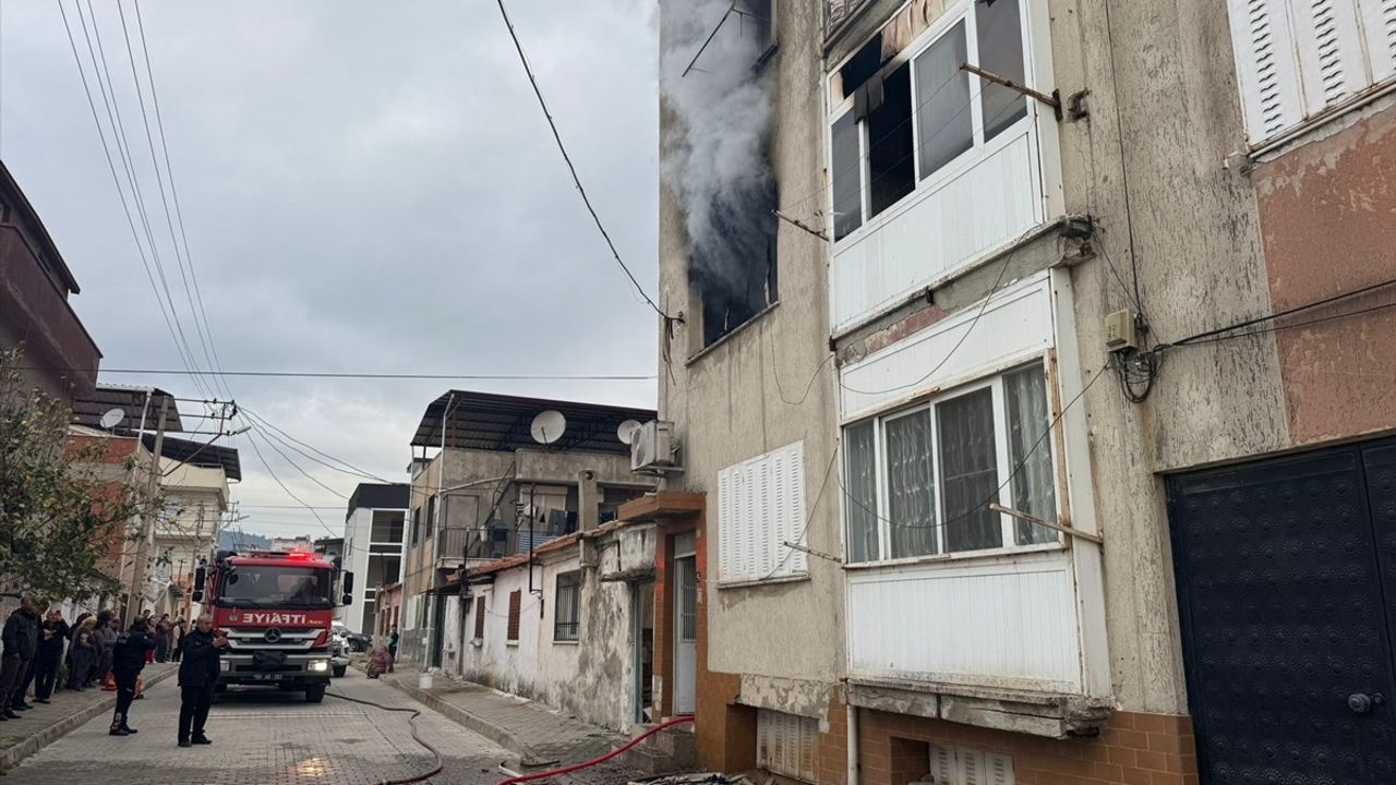 Aydın'da Ev Yangını: Dumandan Etkilenen Kadın Hastaneye Kaldırıldı
