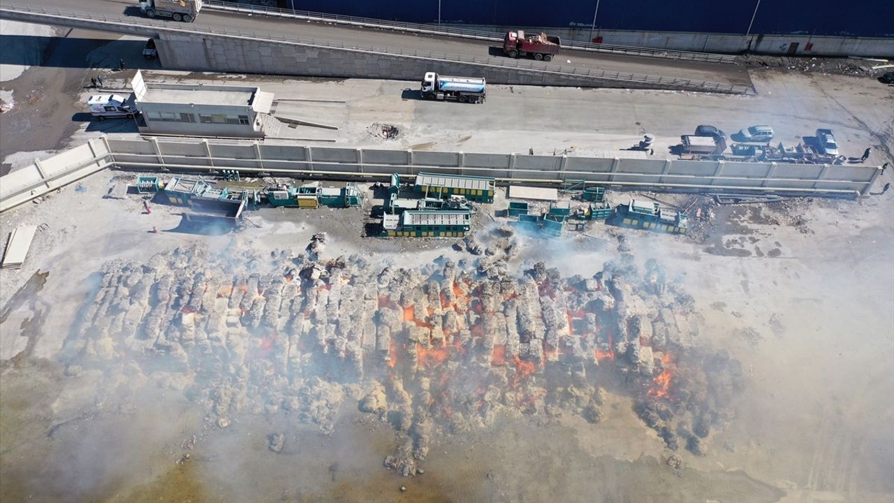Aydın'da Kağıt Fabrikasında Yangın: Müdahale Devam Ediyor