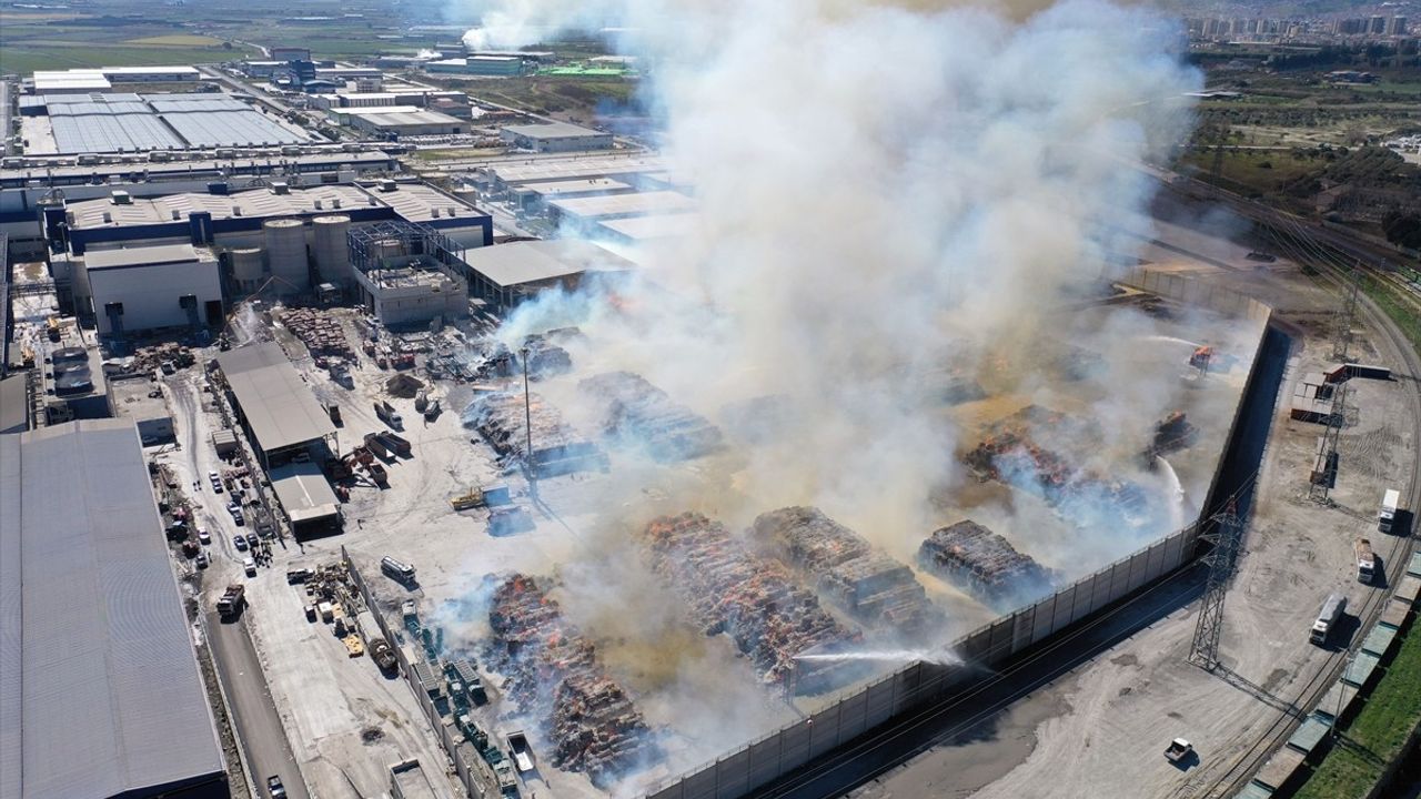 Aydın'da Kağıt Fabrikasındaki Yangına Müdahale Devam Ediyor