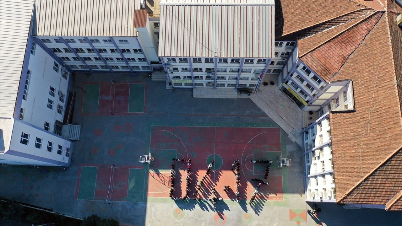 Aydın'da Öğrenciler Depremde Hayatını Kaybedenleri Koreografi ile Andı