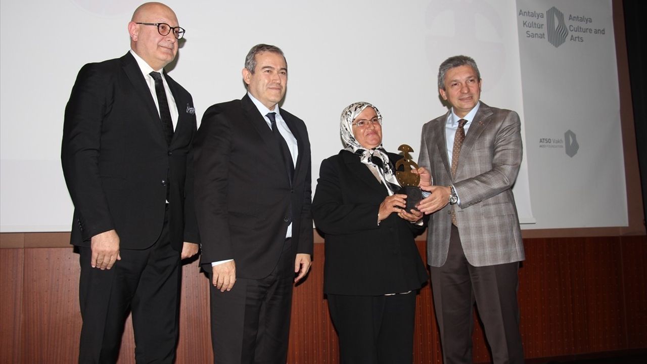 Ayşe Taç, ATAV Tarafından 'Jale İnan 2024 Yılın Kadını Ödülü'ne Layık Görüldü