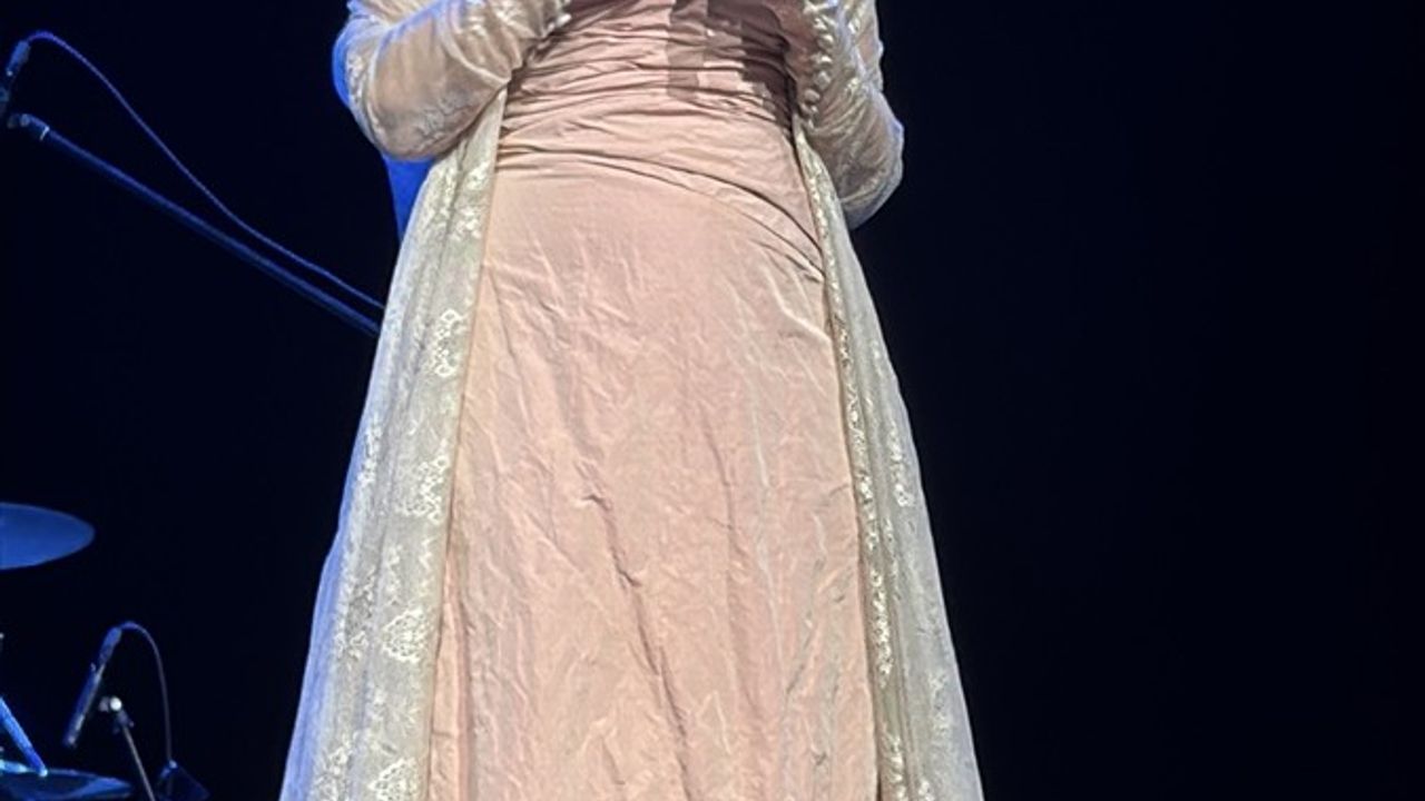 Ayşegül Aldinç, Fişekhane'de Yalnızlar Gecesi Konseri Verdi