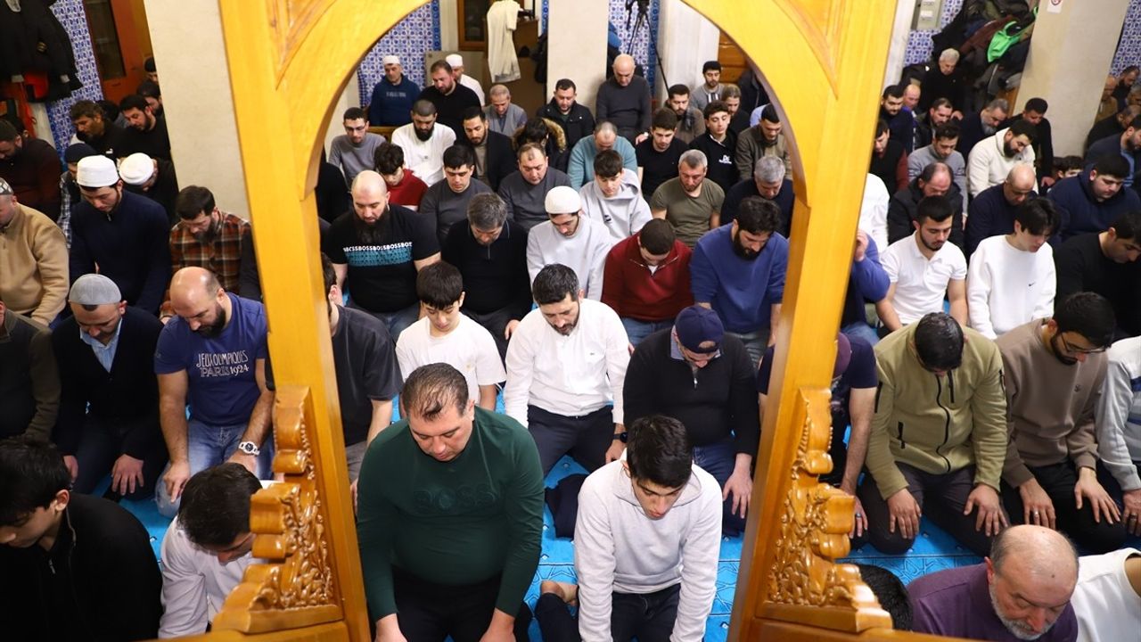 Azerbaycan'da Ramazanın İlk Teravih Namazı Kılındı