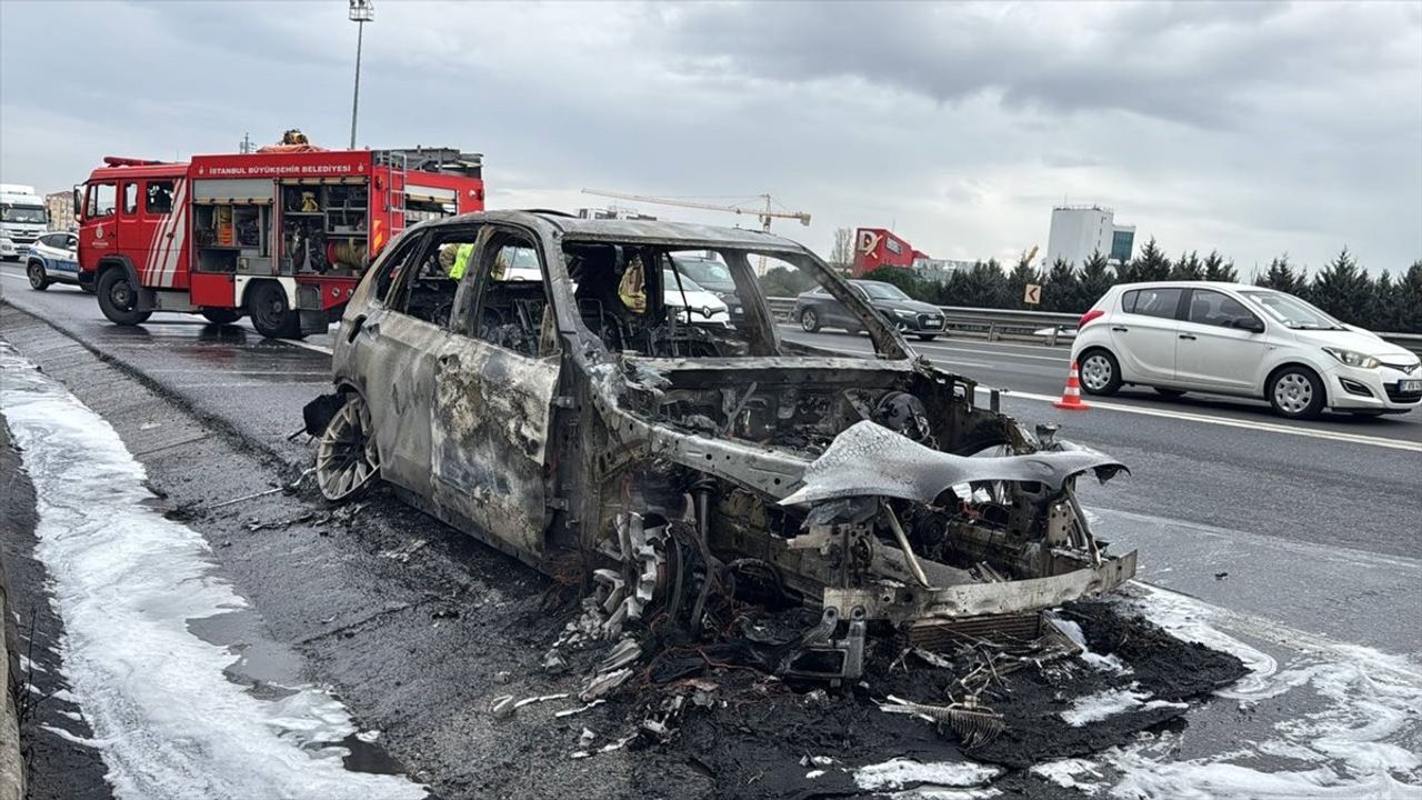 Bağcılar'da Seyir Halindeki Cipte Yangın: Araç Kullanmaya Elverişsiz Hale Geldi