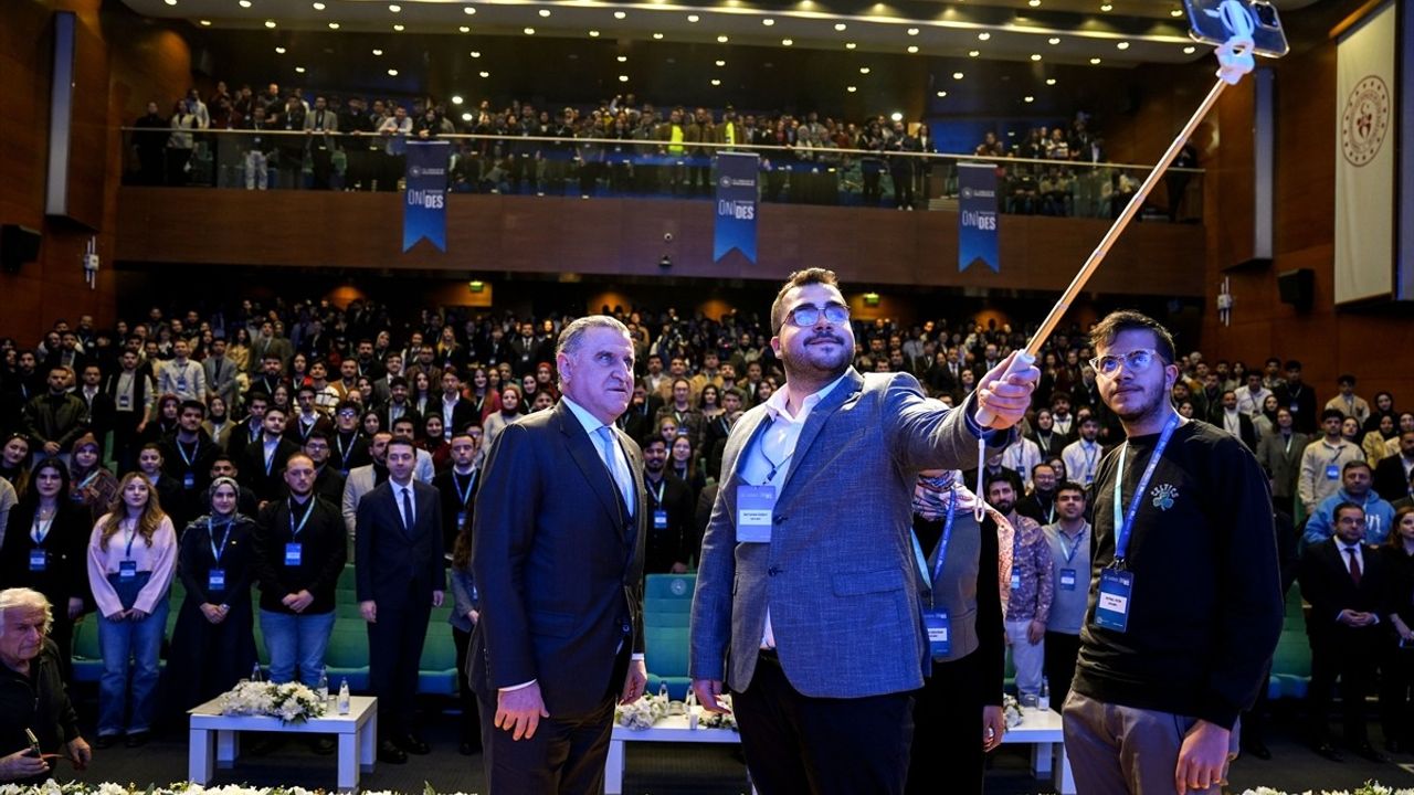 Bakan Bak, ÜNİDES 2. Dönem Buluşmasında Gençlere Proje Desteği Verdiklerini Açıkladı