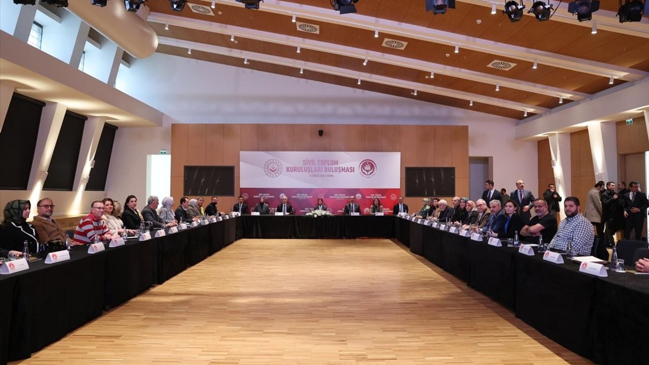 Bakan Göktaş, Konya'da Sivil Toplum Kuruluşlarıyla Buluştu