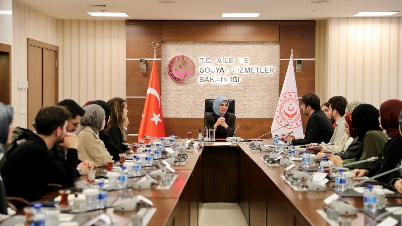 Bakan Göktaş, ÖNDER'in 'Kılavuz Gemisi' Programına Katılan Öğrencilerle Bir Araya Geldi