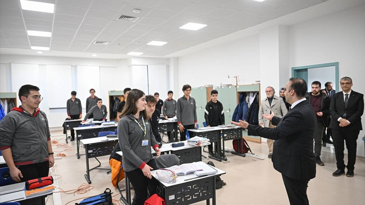 Bakan Kacır, TÜBİTAK Fen Lisesi'ni Ziyaret Etti