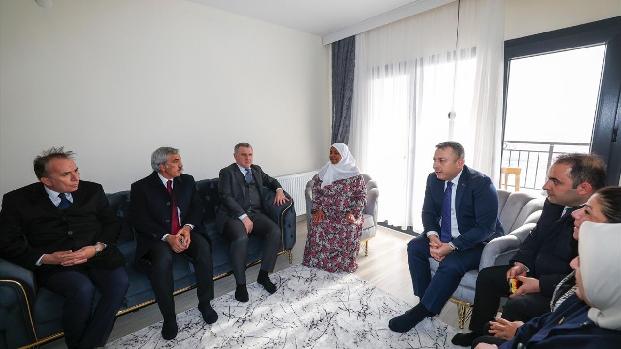 Bakan Osman Aşkın Bak, Kilis'te Afetzedeleri Ziyaret Etti