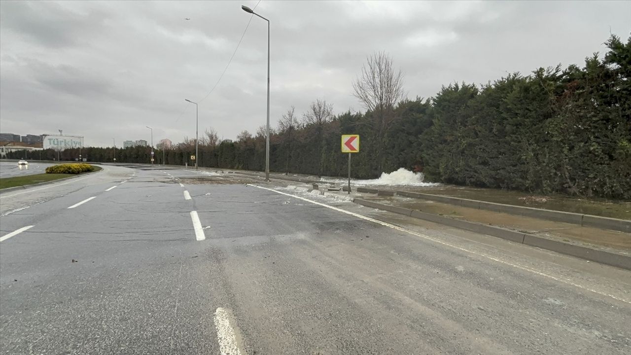 Bakırköy'de İSKİ'ye Ait Su Borusu Patladı