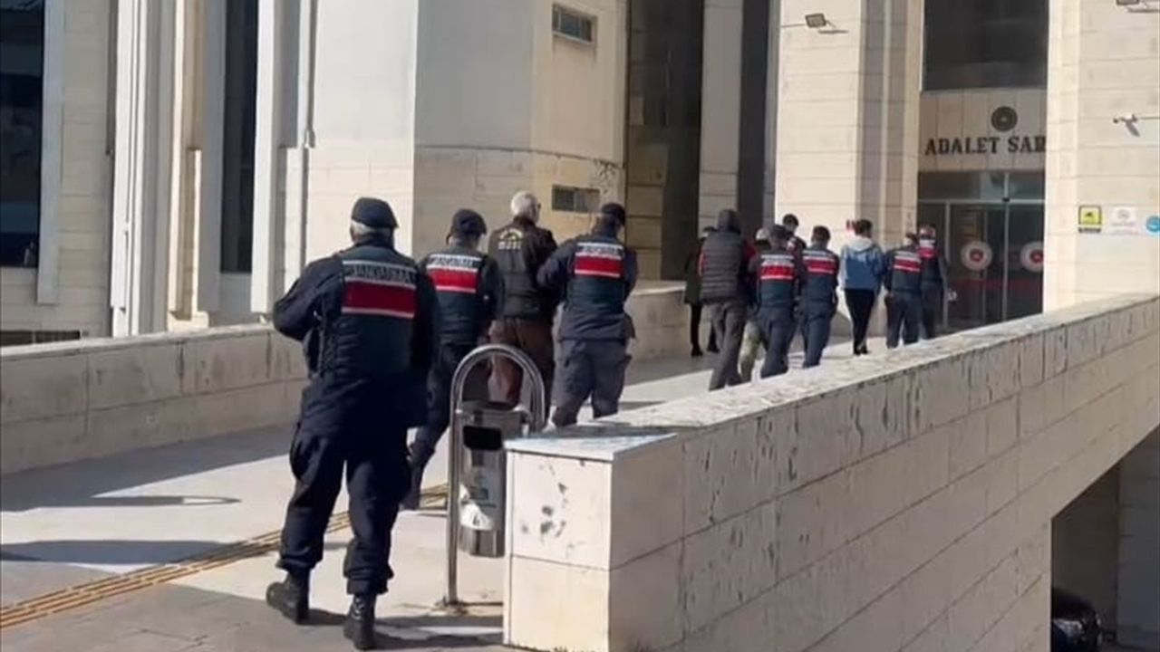 Balıkesir'de Düzensiz Göçmen Kaçakçılığı Operasyonu: 5 Kişi Tutuklandı