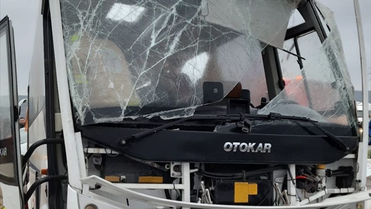 Balıkesir'de İşçi Servisinin Devrilmesi Sonucu 18 Kişi Yaralandı