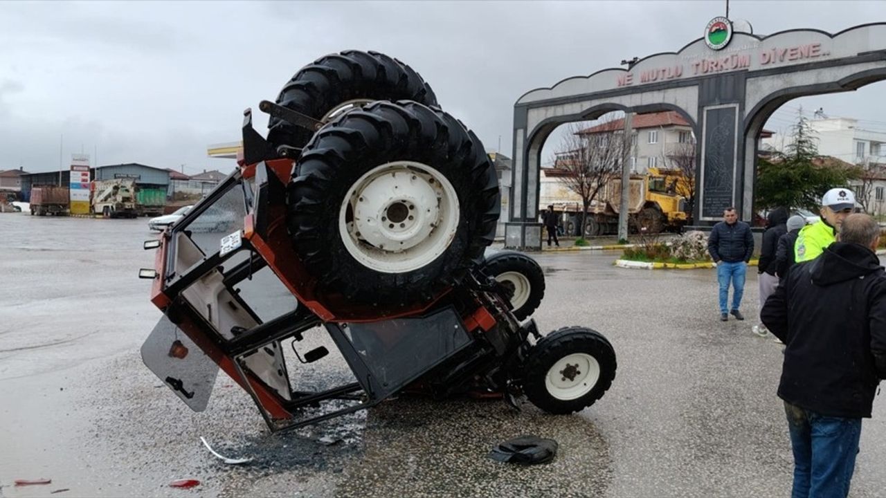 Balıkesir'de Traktör ve Otomobil Çarpıştı: 1 Yaralı