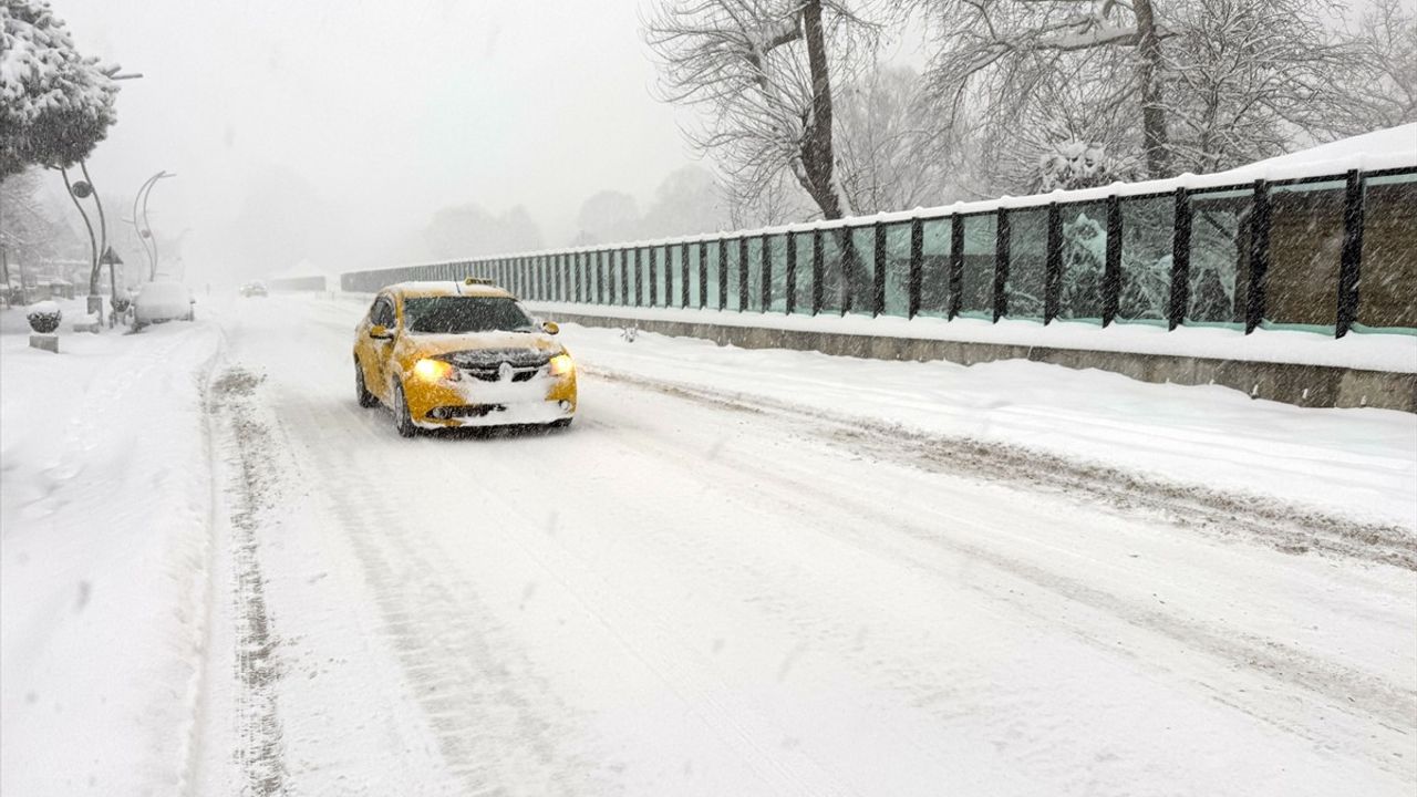 Bartın'da Kar Yağışı Etkisini Sürdürüyor; 106 Köy Yolu Kapalı