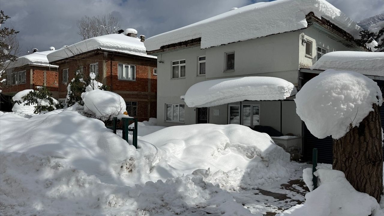 Bartın'ın Yüksek Kesimlerinde Kar Kalınlığı 2 Mete Ulaştı
