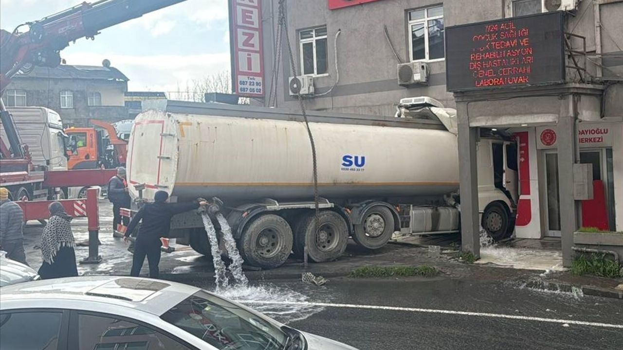 Başakşehir'de Su Tankeri Tıp Merkezinin Bulunduğu Bina ile Çarpıştı