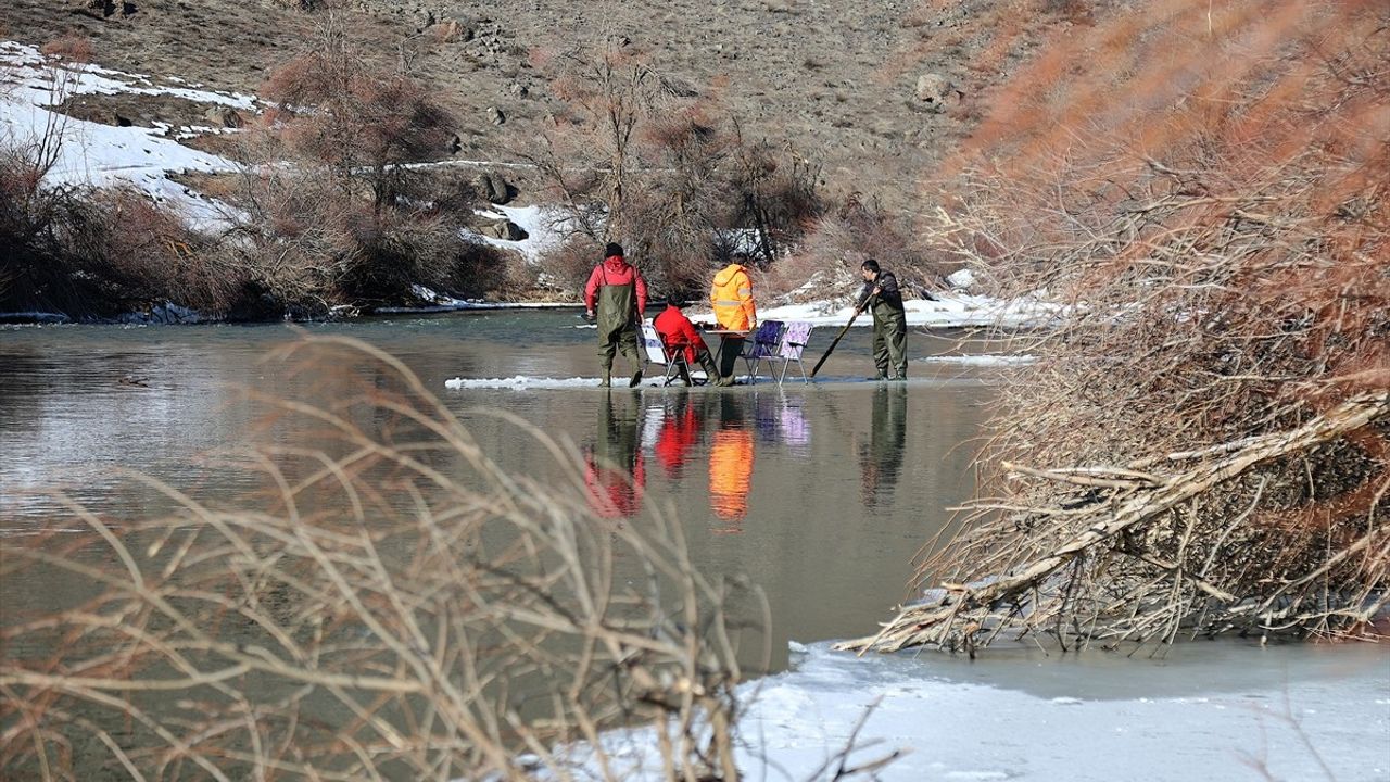Bayburt'ta Amatör Balıkçılar Buz Kütlesinde Zaman Geçirdi